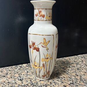 Beautiful Vintage Chokin Art 1987 White Vase in Hummingbird & Flowers Japan